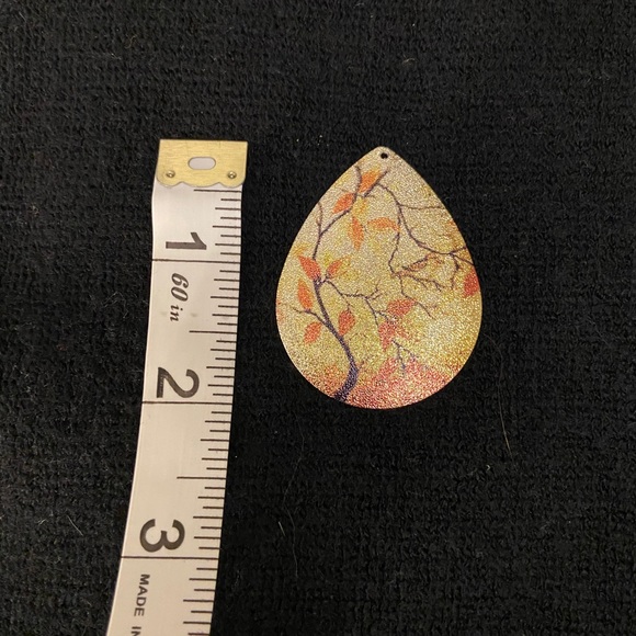 Thin metal Asian inspired tear drop shape charm - Picture 3 of 3